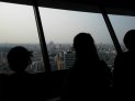展望スペースから東京の町並みを望む皆さん